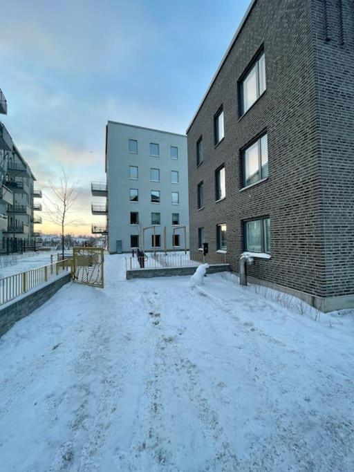 Newly Built Bright Apartment, Close To Everything If You Want To Visit Stockholm, You Will Find The Perfect Accommodation Here! Ferry Line 80 Makes It Very Convenient And Easy To Get To The City Center Nacka Exterior foto